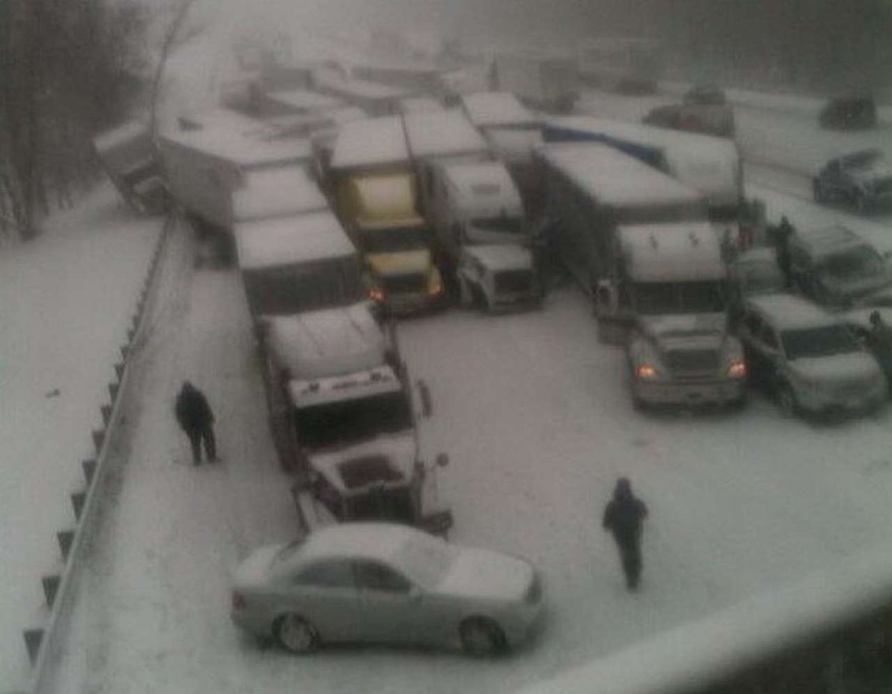 На скоростном шоссе из-за снегопада столкнулись 15 большегрузов