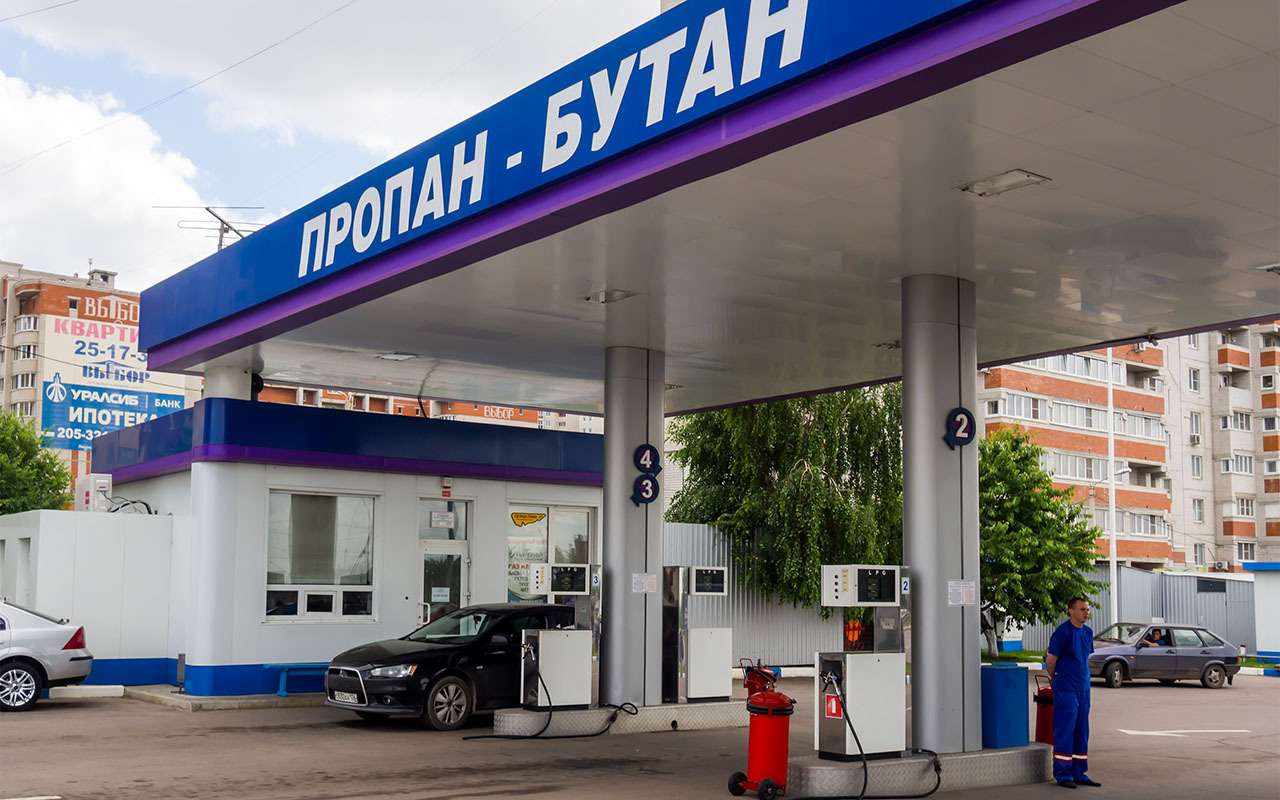 Обслуживание на газовых заправках с годами стало лучше. У заправщиков всегда найдется переходник под любой заправочный штуцер.