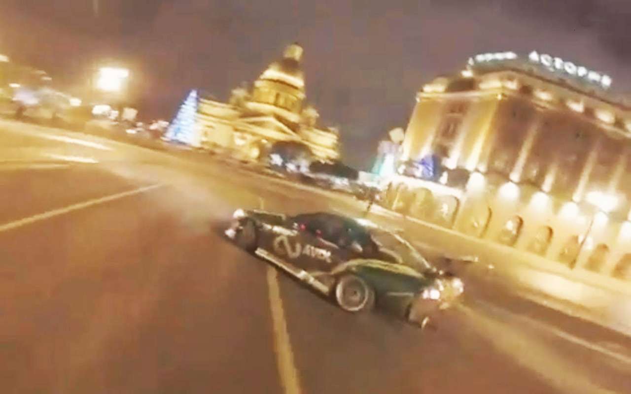 Спасибо соцсетям: ГИБДД наказала гонявшего на Исаакиевской площади дрифтера