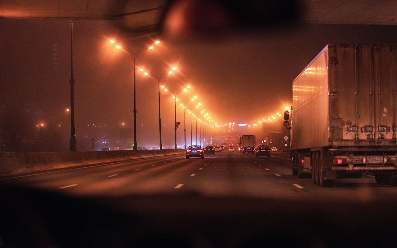 Эксперт напомнил 8 правил вождения в темное время суток