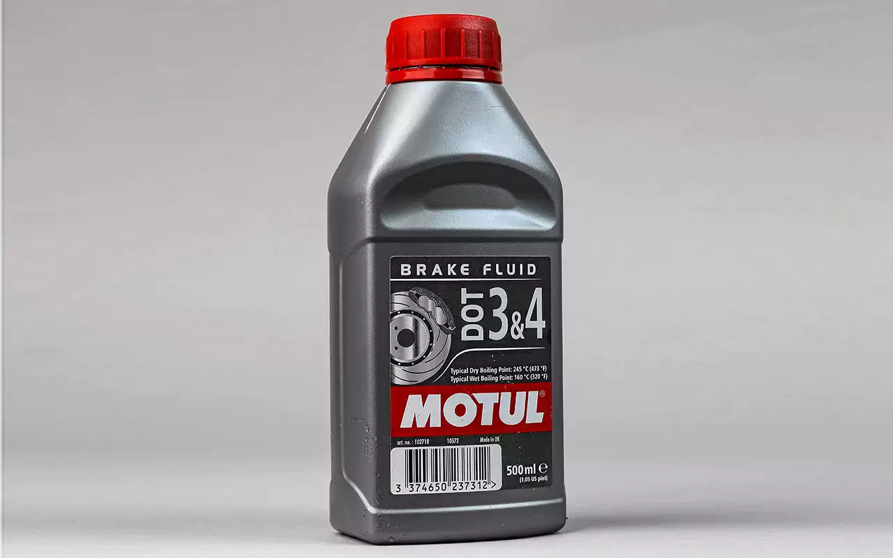 3 4 масла. Мотюль тормозная жидкость Dot 4. Dot 4 class 6 Motul. Мотюль ДОТ 4 коробка. 105835 Motul.