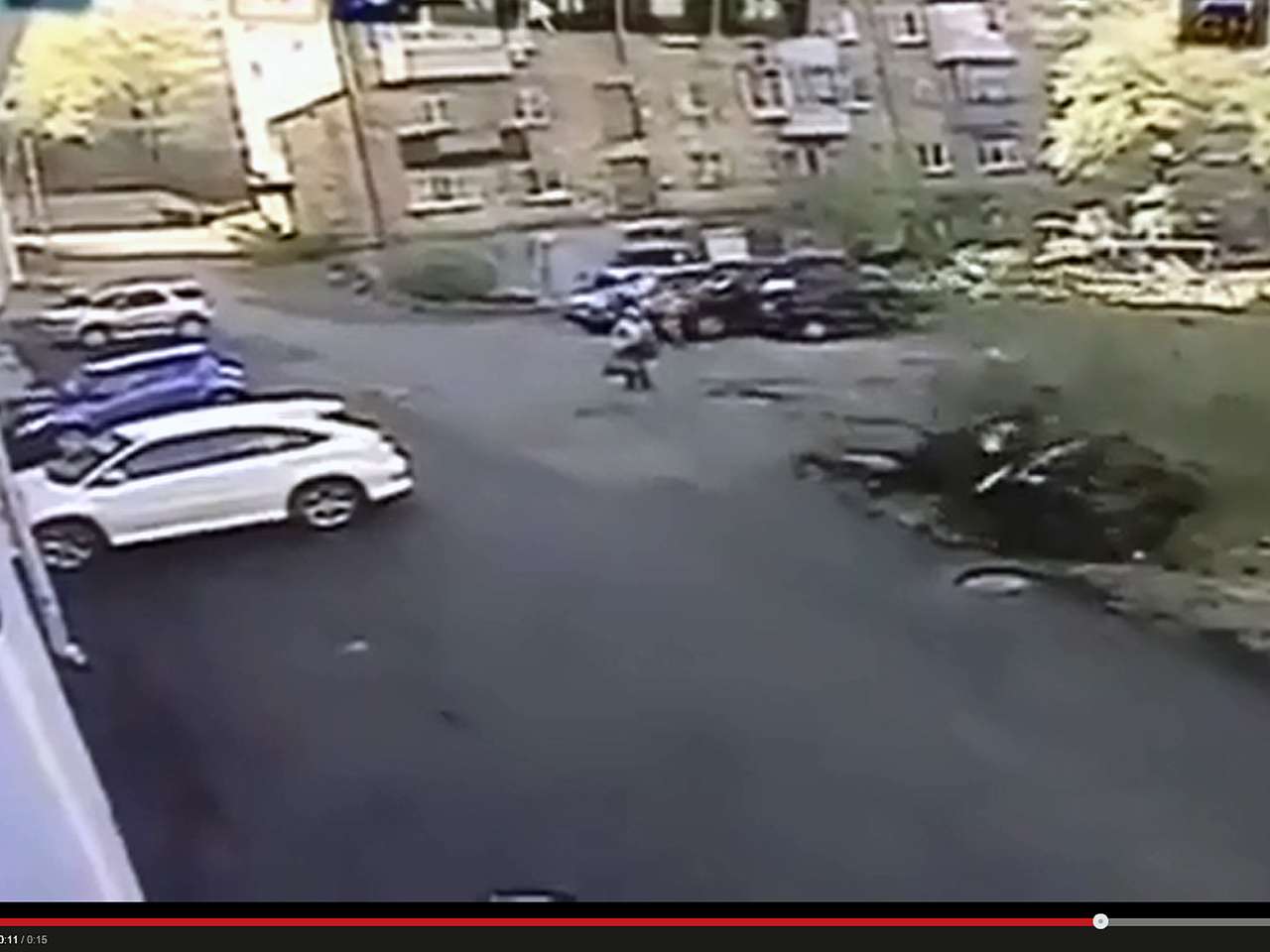 Девушка на «Лексусе» неудачно выехала со стоянки (ВИДЕО)