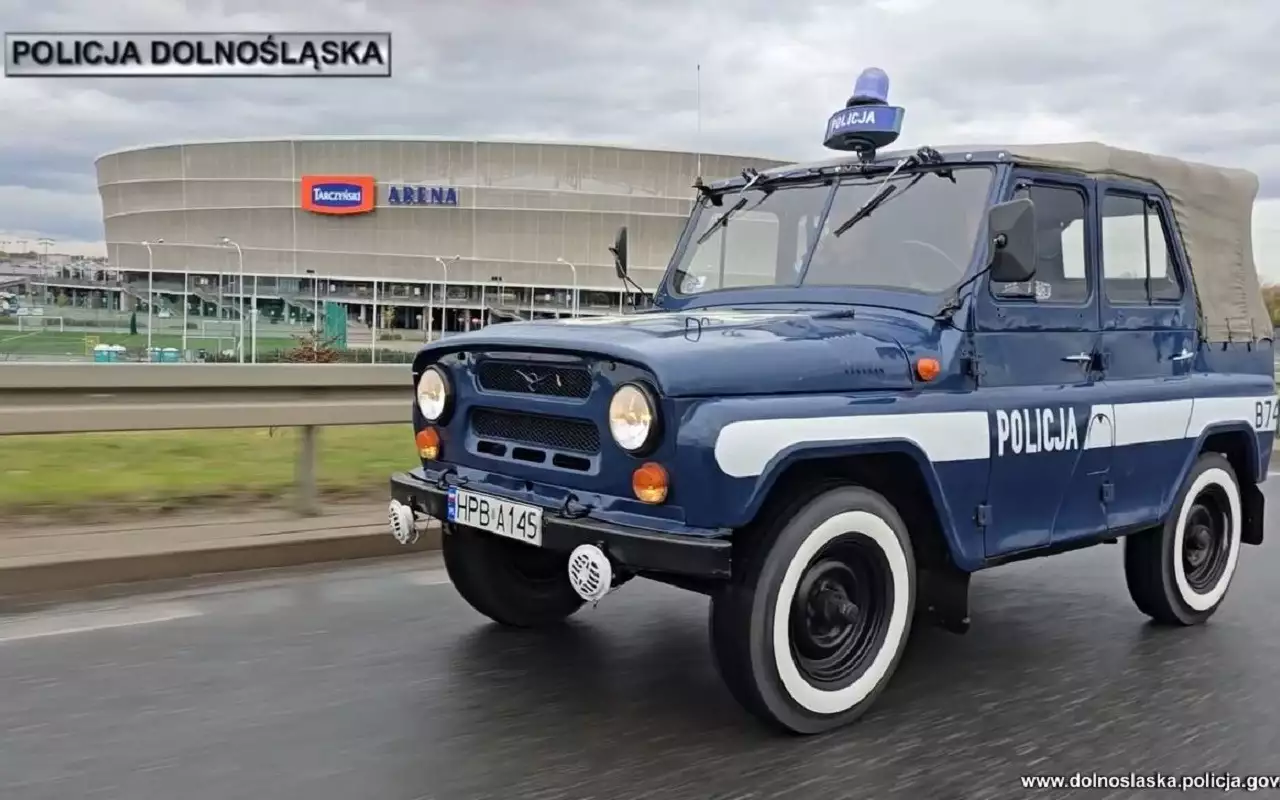 Польская полиция рассталась с самым старым своим авто — 36-летним УАЗом (видео)
