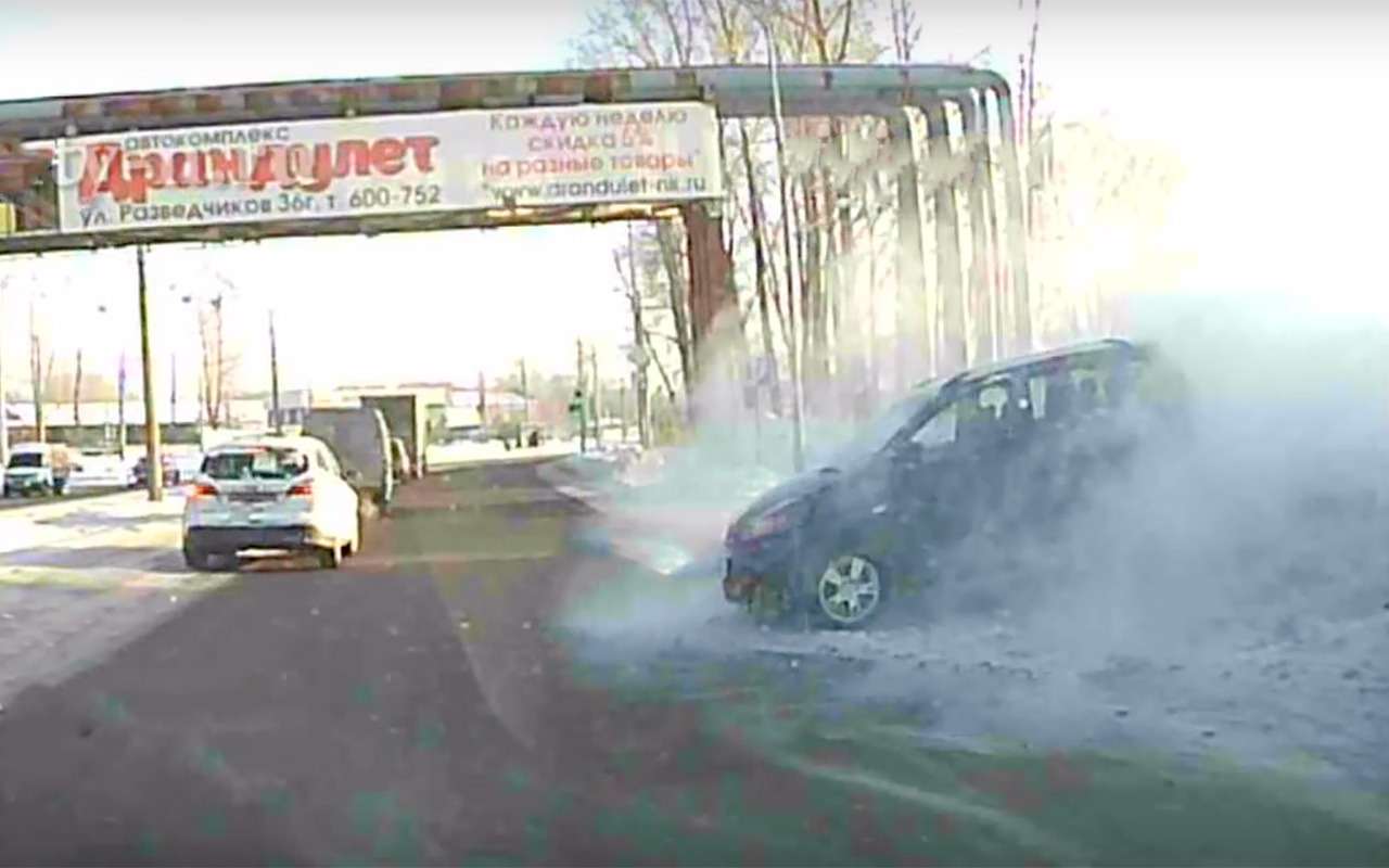 Водитель врезался в столб, но даже не заметил этого