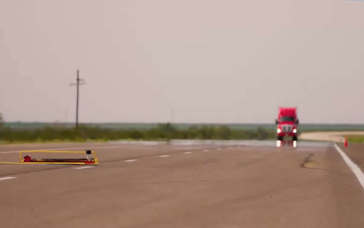 Автономную фуру научили реагировать на прокол колеса (видео)