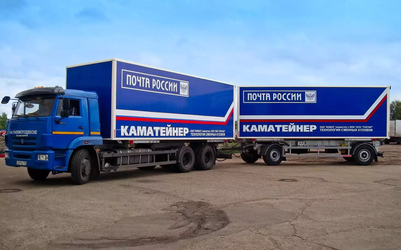 По проекту «Каматейнер», в течение одного дня на одной и той же машине могут использоваться фургоны, цистерны, самосвальные кузовы, контейнеры и т. д. Надстройки в ожидании грузовика отдыхают на стойках. Водитель, опустив подвеску, заезжает под нужный кузов, добавляет воздуха в пневмобаллоны, затем фиксирует надстройку и уезжает в рейс. Если грузовик работает в составе автопоезда, к нему подцепляется прицеп с такой же пневмоподвеской.