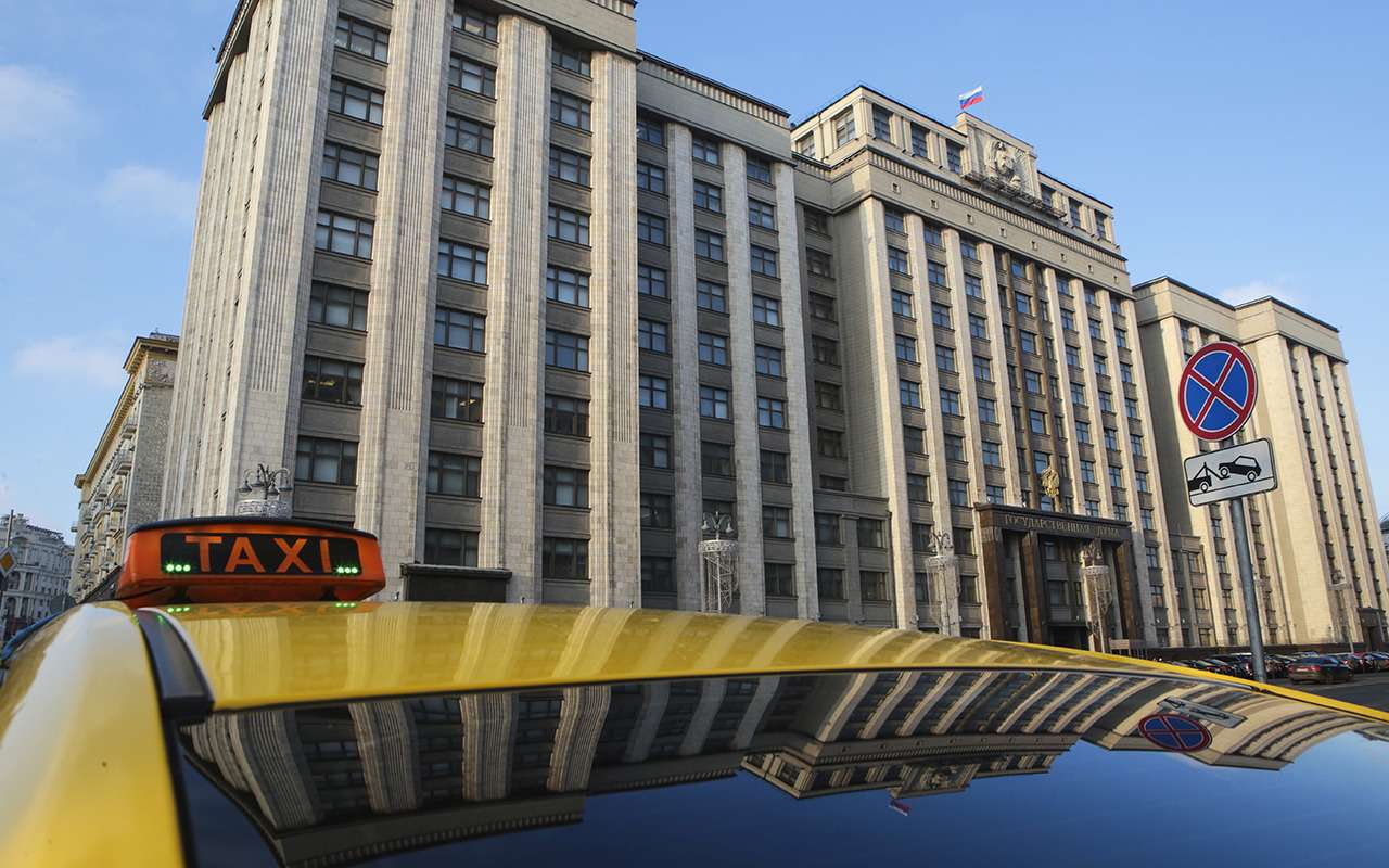 Чиновников хотят пересадить на такси. Будет ли экономия?