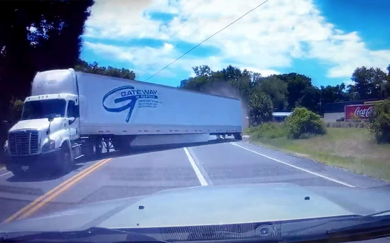 Пустая дорога, солнце, и тут фуру повело... (видео)