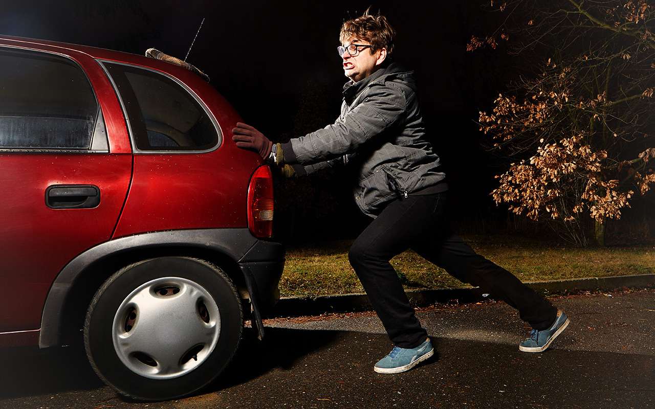 Один человек на ровной дороге не сможет разогнать автомобиль для пуска мотора.