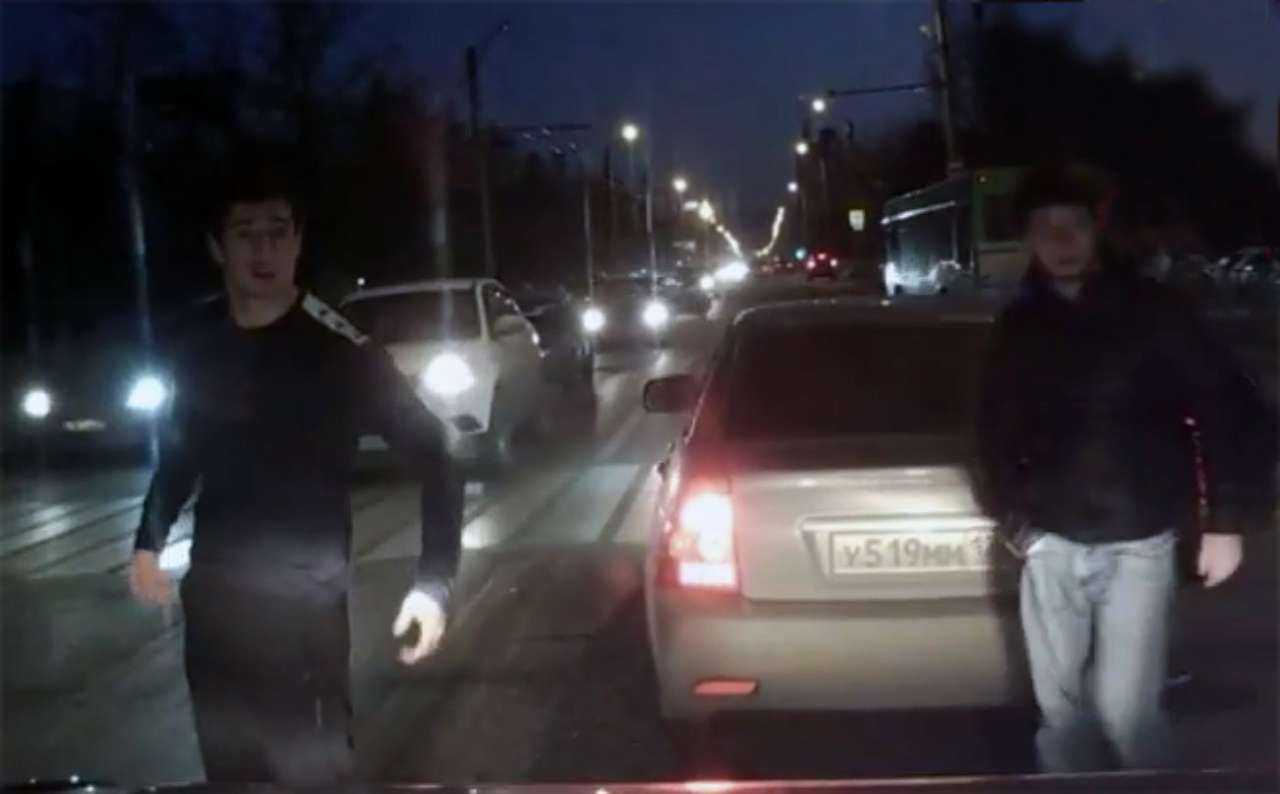 Водитель проучил автохама на Приоре: реакция соцсетей