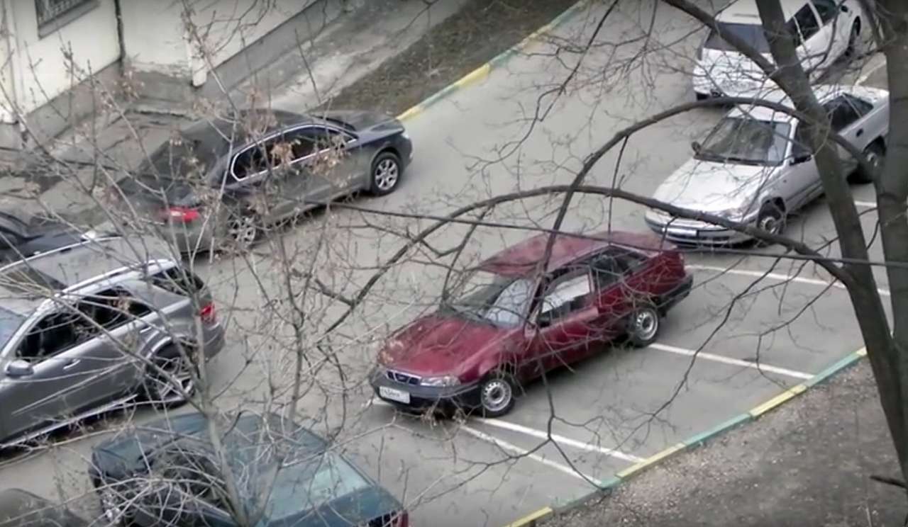 Как паркуются ловкачи (ВИДЕО)