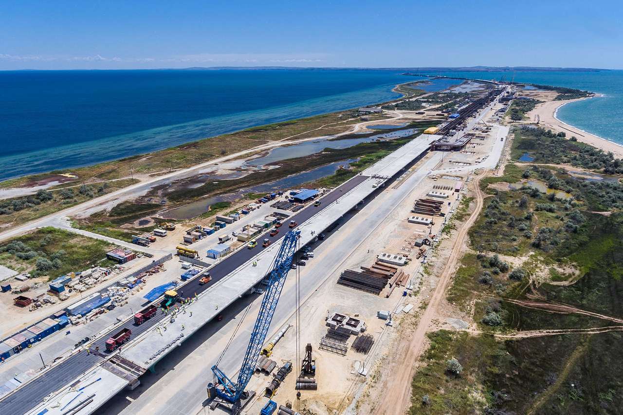 Крым становится ближе: на Керченском мосту уложены первые 200 метров асфальта