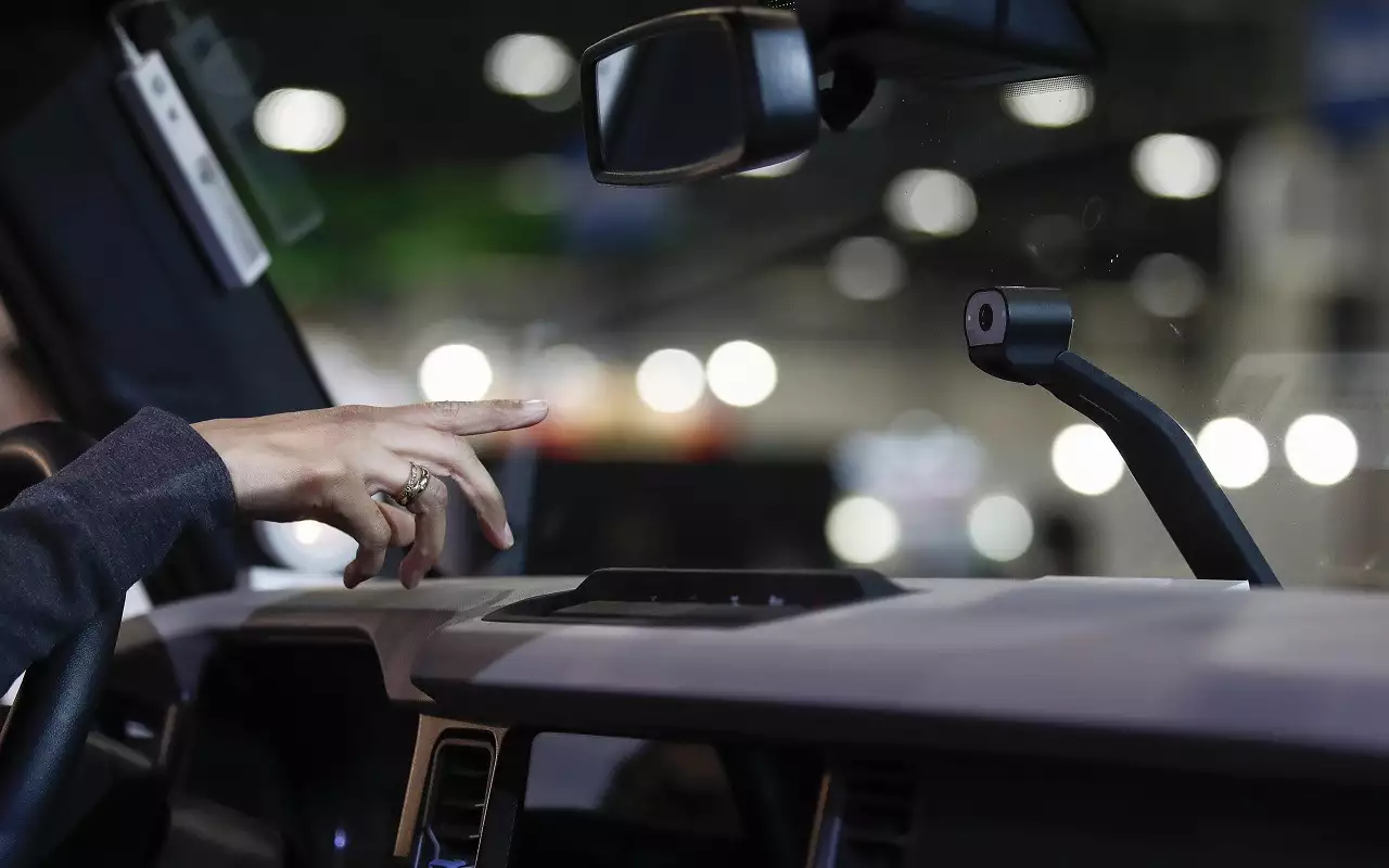 Надежный помощник в дороге: добротный и недорогой видеорегистратор уже в продаже