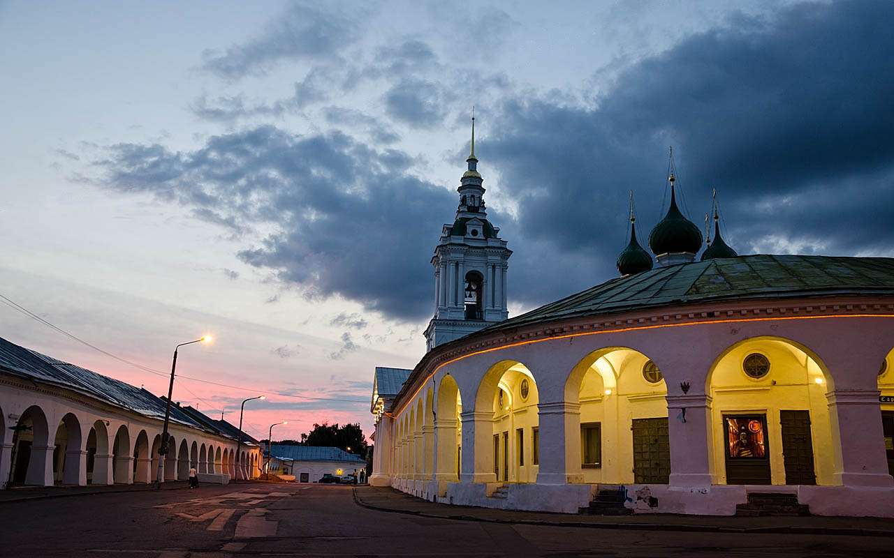 Костромские Торговые ряды. Строились они, как и во многих городах, из дерева, но после пожара древесину сменил камень. Костромские торговые павильоны единственные сохранившиеся до наших дней в полном объеме и приличном состоянии. В них и по сей день ведется торговля, а близлежащие улицы названы по рядам продуктов, которые здесь традиционно предлагались: Пряничные, Табачные, Шорные, Рыбные.