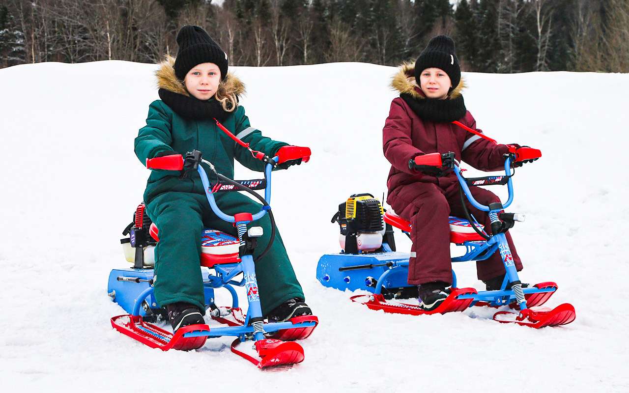 Одному из снегокатов (слева) уже три года. И они проведены в нетепличном режиме.