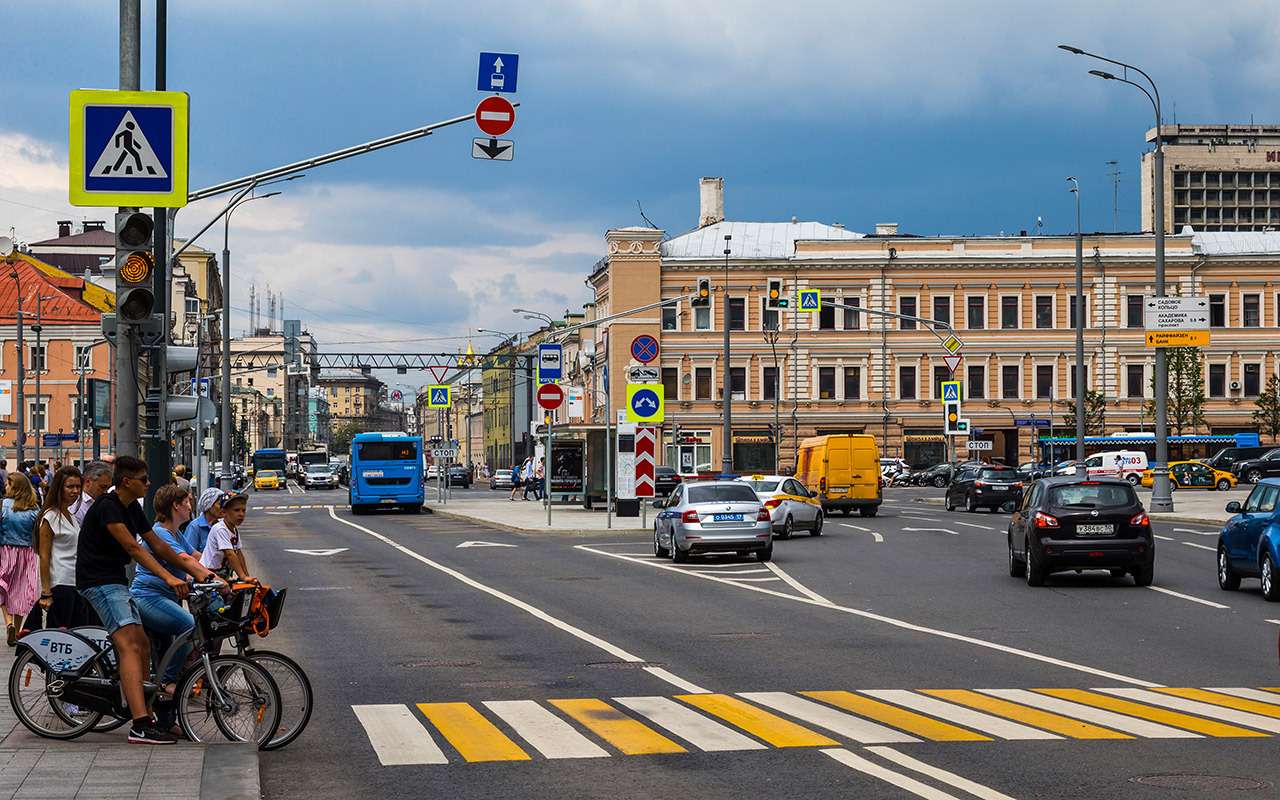 Искать улицу. Перекресток улиц Москва. Выделенная полоса Прага. Пересечение Сретенки и садового кольца. Все перекрестке и улицы Москвы фото.