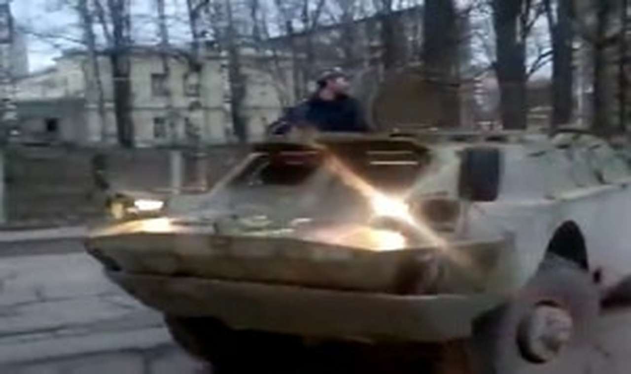 В Череповце задержали пьяного водителя на бронемашине БРДМ-2