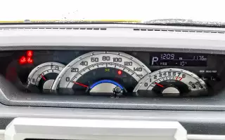 Приборная панель – пример того, как впихнуть максимум информации в минимум площади. И ведь читаемо!