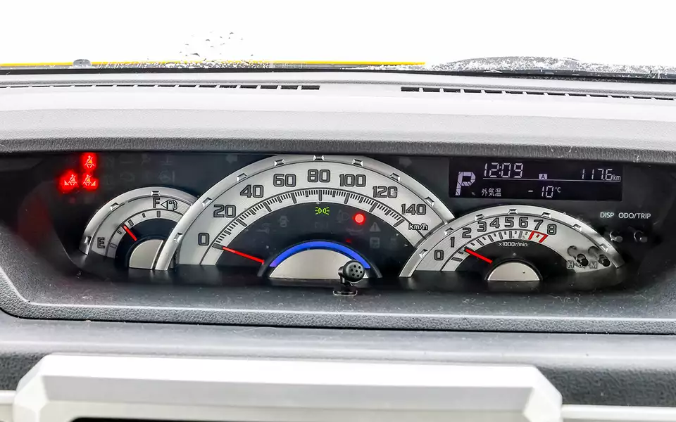 Приборная панель – пример того, как впихнуть максимум информации в минимум площади. И ведь читаемо!