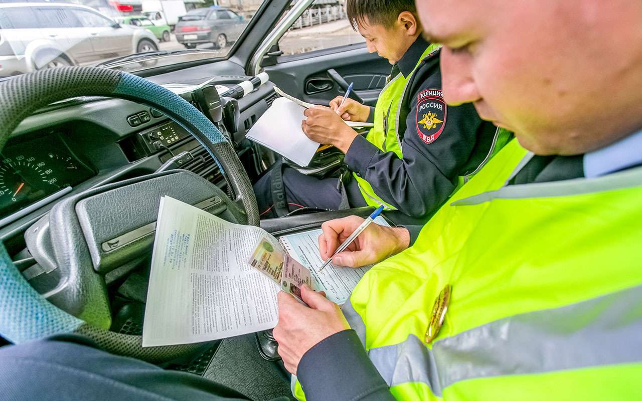Забирать права без суда и следствия: сотрудникам ГИБДД расширят полномочия