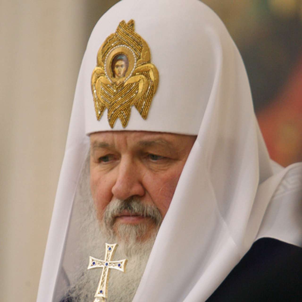 Патриарх считает, что обсуждение священников и их машин уводит людей от главного