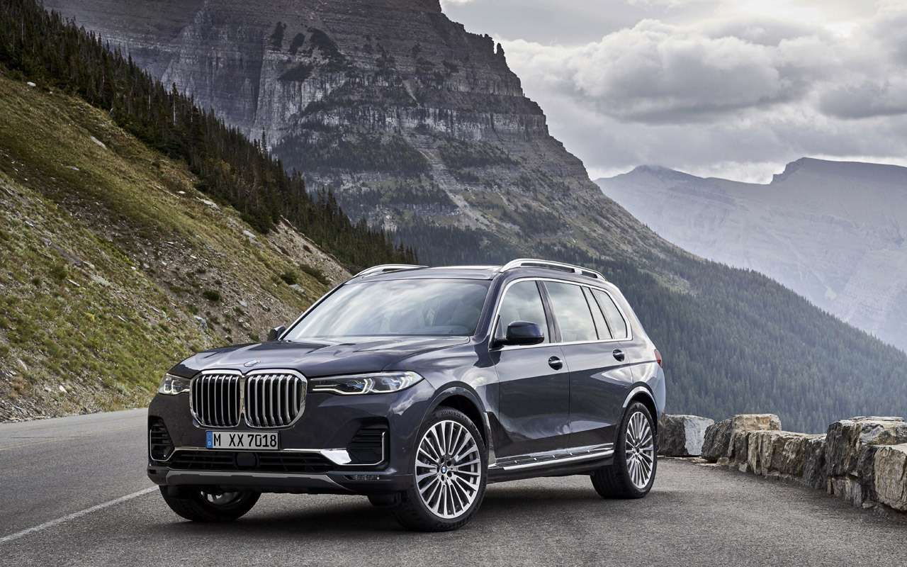 Дизайн BMW X7 состоит из точных линий и расширяющихся поверхностей, что в целом создает величественный образ. Дополняют его рельефная передняя часть и невероятно большая решетка радиатора.