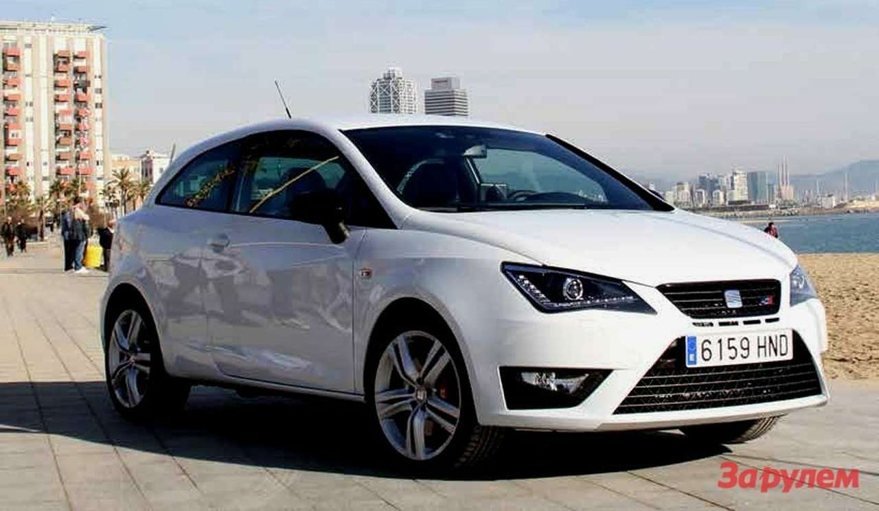 Обновленная «Купра» получила новый передний бампер и биксеноновую оптику с диодными ходовыми огнями. Опознать заряженную версию помогут глянцево-черные корпуса боковых зеркал и 17-дюймовые диски эксклюзивного дизайна.