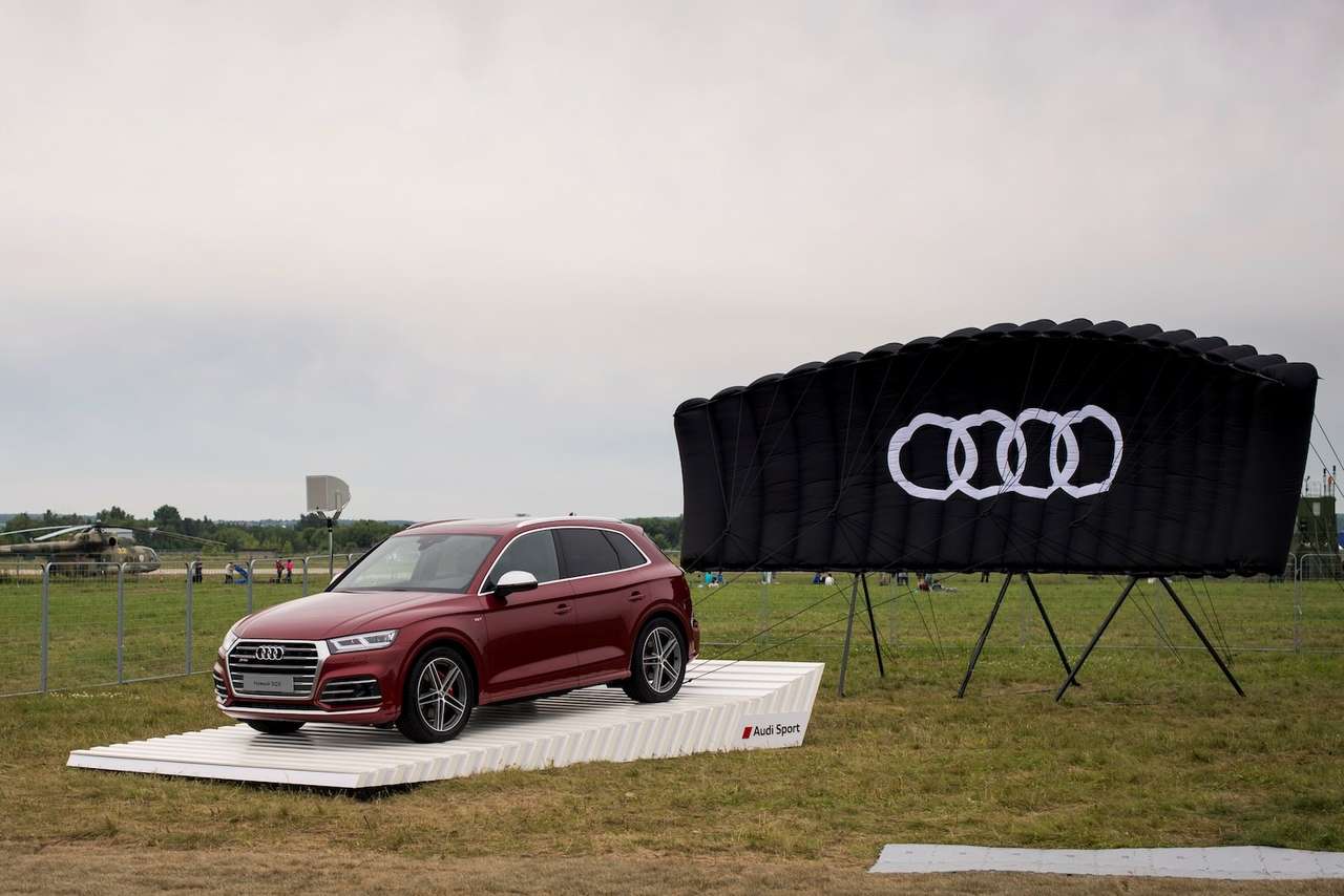 Российская премьера нового Audi SQ5 на авиасалоне МАКС-2017 - стенд стилизовали под тормозной парашют