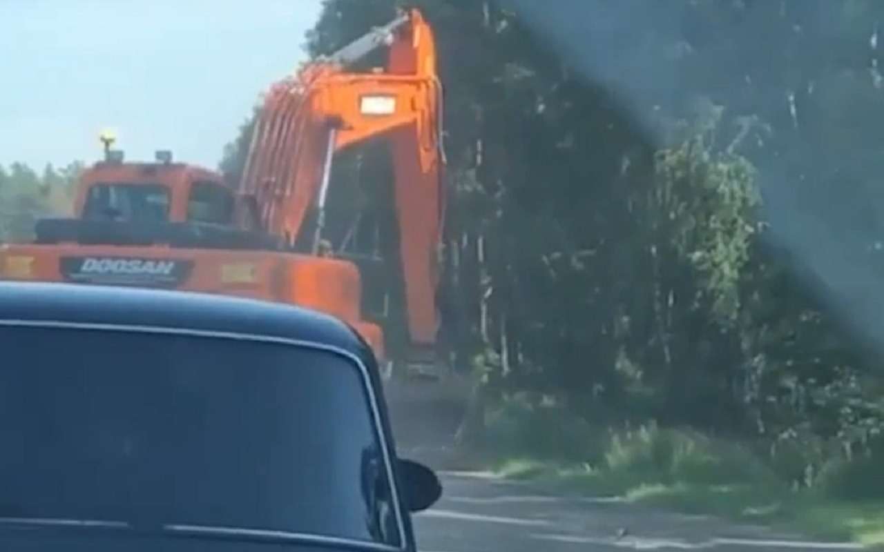 Водитель экскаватора придумал, как бороться с обочечниками (видео)