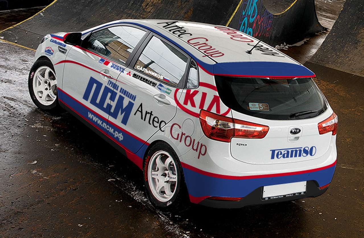  К настоящему моменту Kia Rio собран на 80%. На нем установлена секвентальная кулачковая коробка передач  Sadev 75, передняя подвеска МакФерсон, адаптированные амортизаторы Proflex, в тормозной системе использованы передние суппорты «Алкон» и диски AP Racing и задние серийные дисковые тормоза.