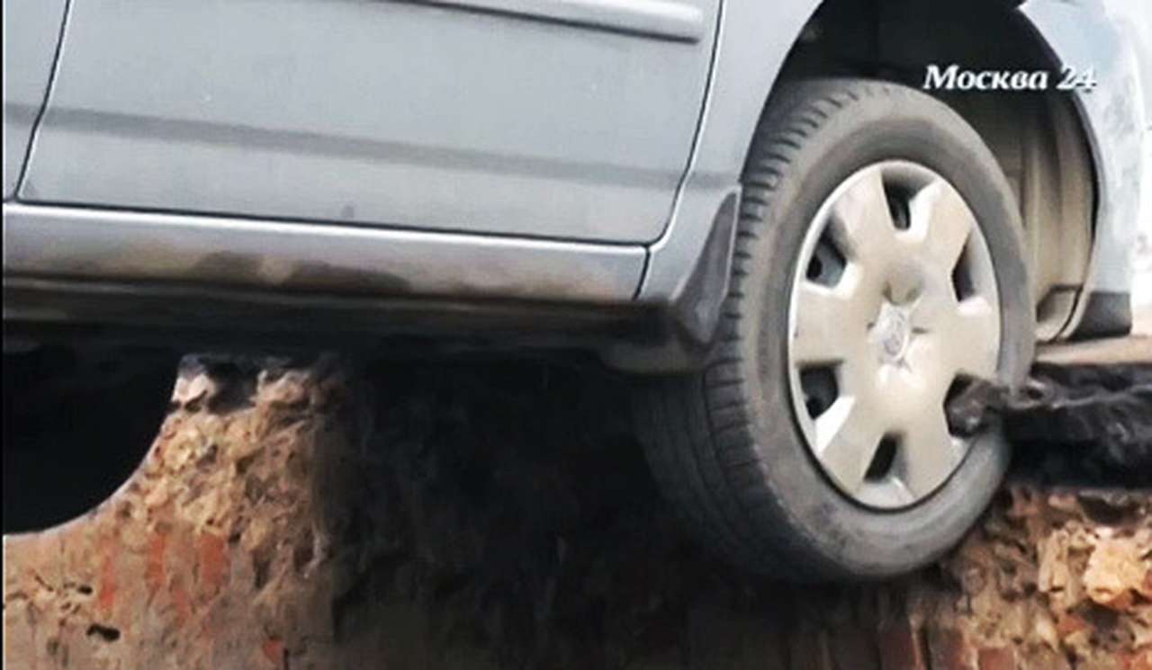 В Москве из-за провала грунта машина повисла в воздухе