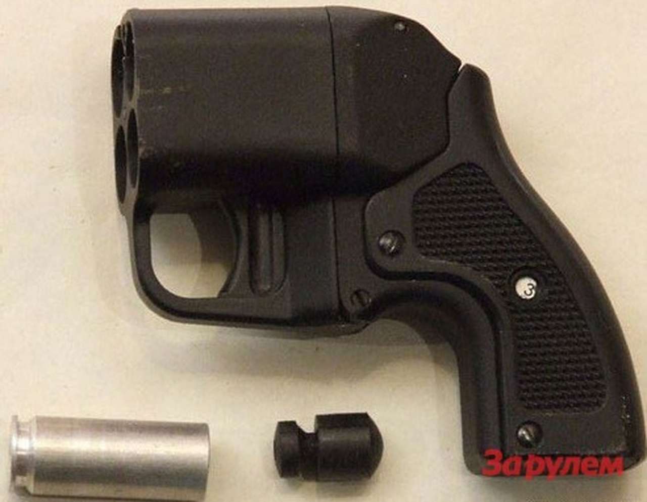 Ребенок, оставленный в автомобиле, ранил себя из травматического пистолета