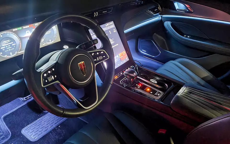 Интерьер Н5 в ночное время выглядит интереснее благодаря красивой фоновой подсветке.