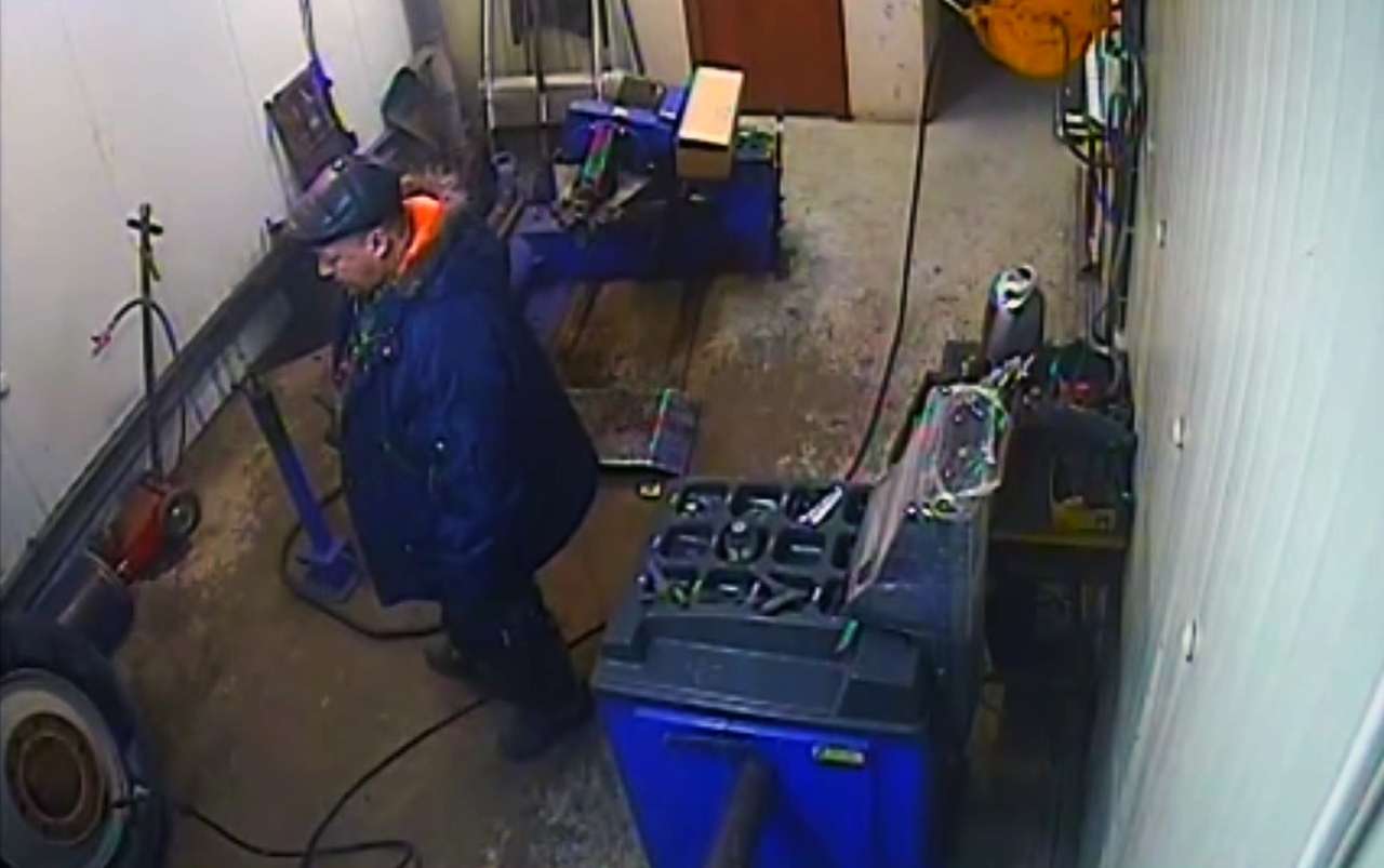 Случай на шиномонтаже: штаны сдуло, «рубашка» осталась