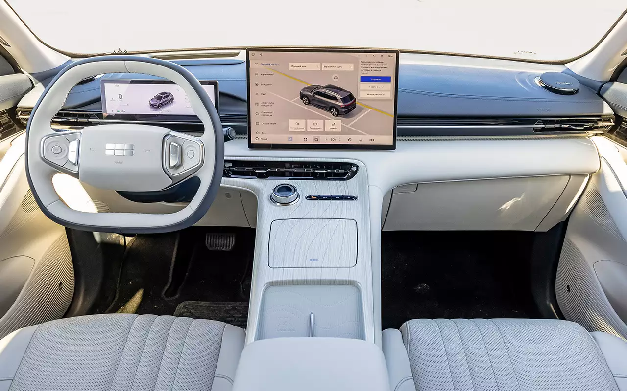 Салон оформлен в новом для Geely стиле с доминантой-экраном на передней панели. Светлая обивка предлагается только для богатой версии Max. Начальной Pro полагается темно-синий колер.