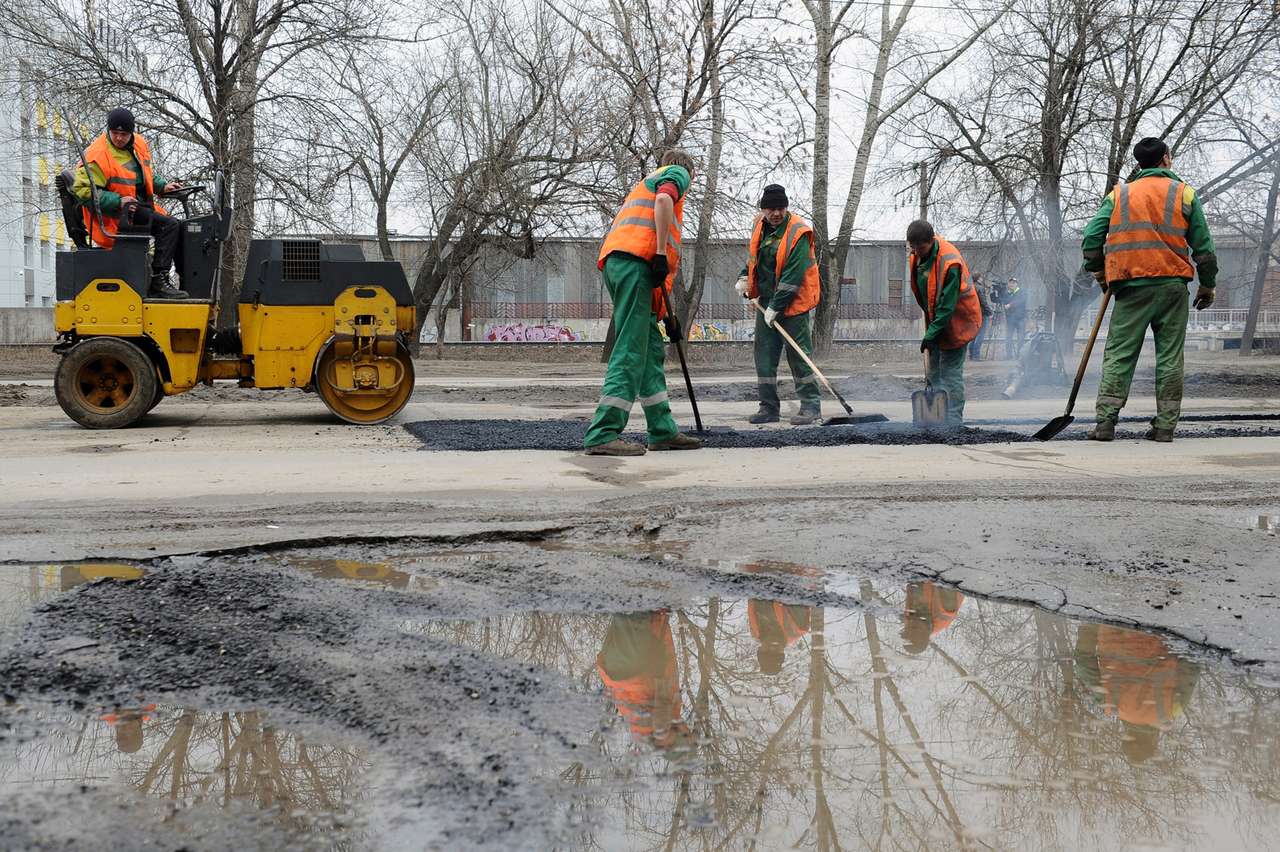 ОНФ проследил, где асфальт кладут прямо в лужи и на снег