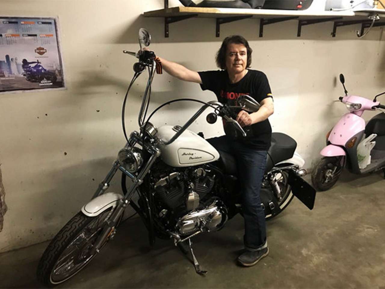 Евгений Осин купил мотоцикл, упал с него и поехал в ГИБДД