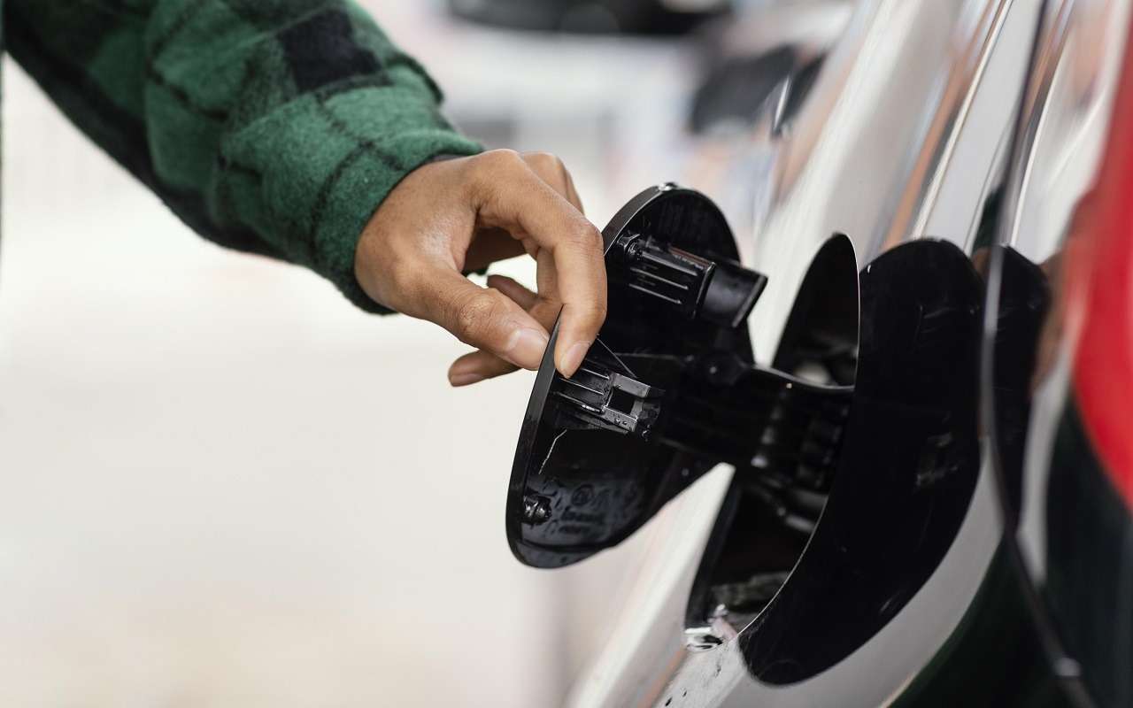 Вода в бензобаке: откуда берется и как устранить