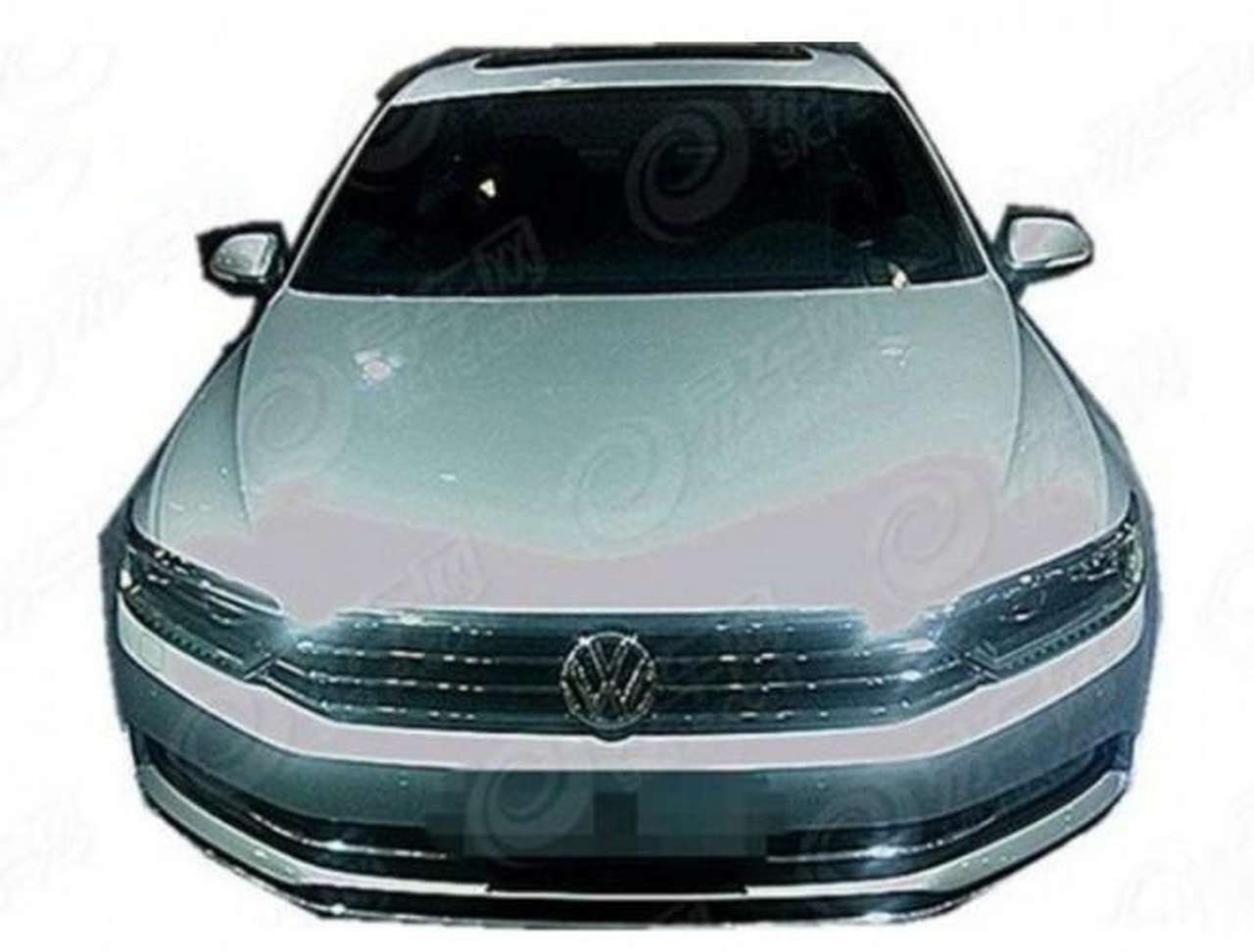 Новый VW Passat впервые замечен без камуфляжа
