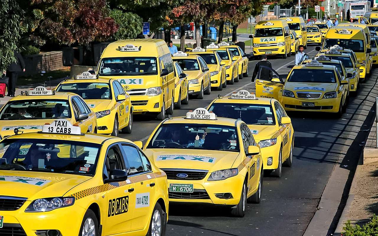 Автопарк такси австралийского Мельбурна многообразен, но в подавляющем большинстве здесь трудятся Форды местной сборки. Все машины в обязательном порядке оборудованы счетчиками. Поймать такси в Австралии можно привычным способом – просто протянув руку — или вызвать по телефону. Стоит поездка 2–3 австралийских доллара за посадку и доллар за километр. При расчете округлять принято в большую сторону. Однако стоимость поездки из аэропорта в центр города окажется дороже. Таксисты берут по 3,77 австралийских доллара за километр. В итоге пассажиру придется выложить 80 баксов.