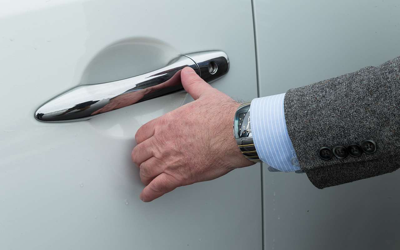 Подходите к своей машине, а она радостно «виляет хвостом» – щелкает замочками и мигает лампочками. Никаких ключей, никаких брелочков с кнопочками – вас уже признали за хозяина, поскольку у вас в кармане лежит электронная метка. Это и есть бесключевой доступ – ну очень удобная, казалось бы, опция.