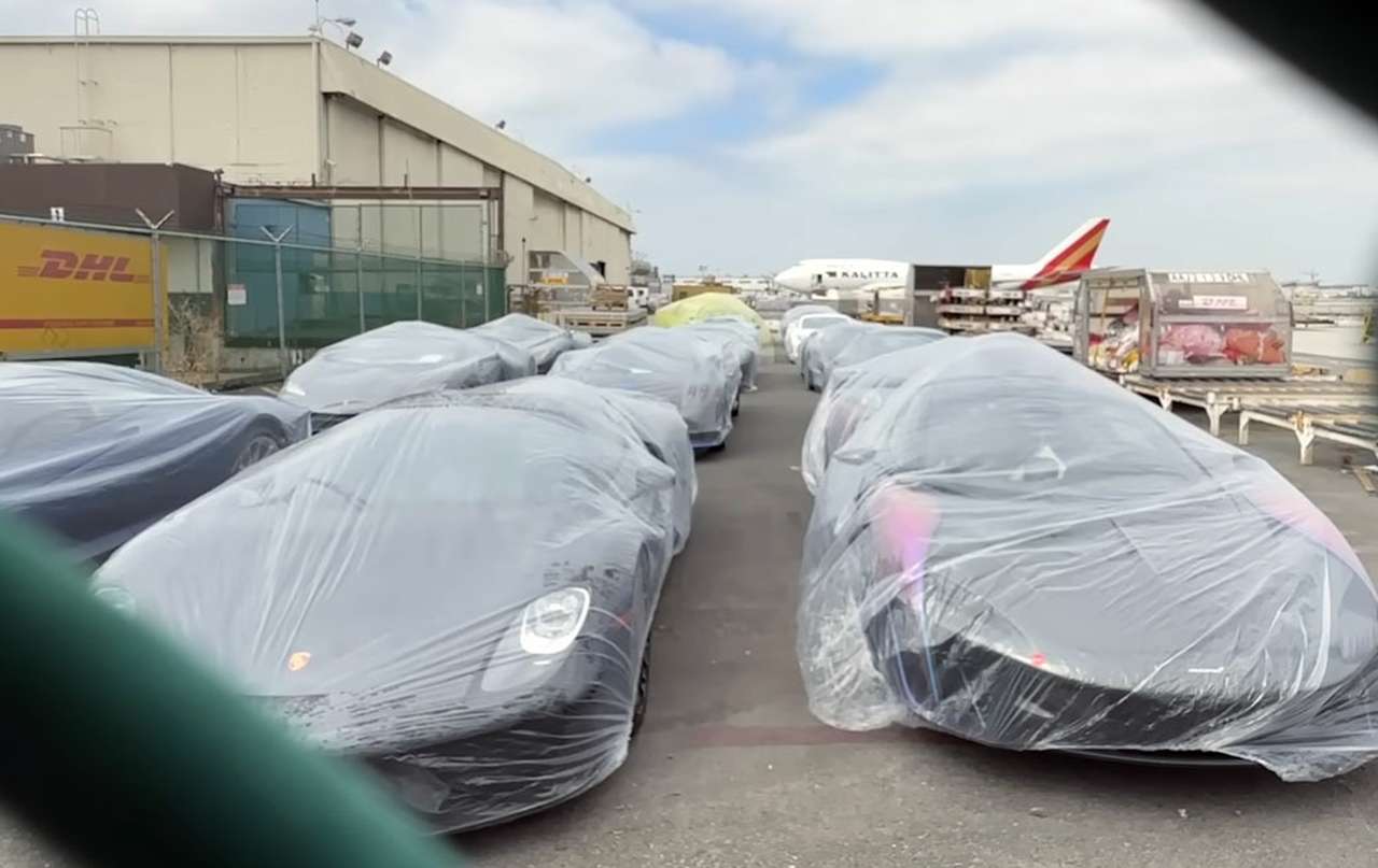 Bugatti, Aston Martin, Ferrari – что делают эти машины на задворках аэропорта