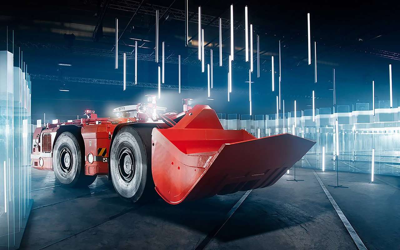 38-тонный беспилотник проехал по стеклянному лабиринту