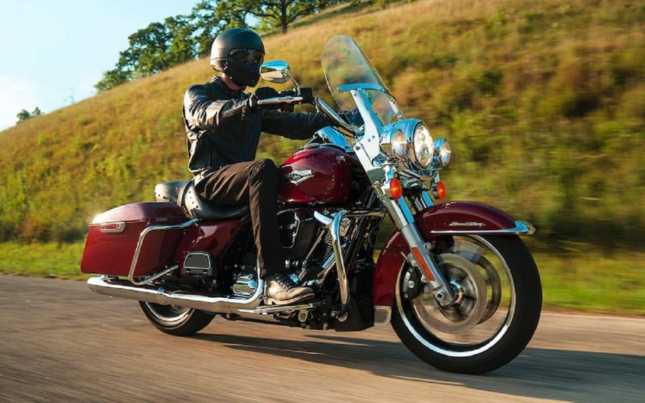 На фото - стандартное исполнение модели Harley-Davidson Road King. Версия Road King Police отличается дополнительным оборудованием и окраской