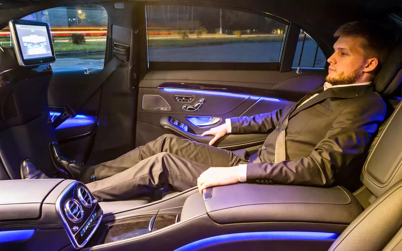 В Мерседесе находишь умиротворение. Двойная оттоманка с поддержкой голеней и ступней, удобнейшее кресло, мягкие подушечки на подголовниках… Ярко-синюю подсветку можно заменить более спокойной – на выбор семь оттенков.