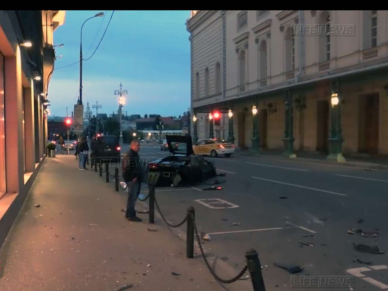 В Москве Lamborghini въехал в витрину ЦУМа