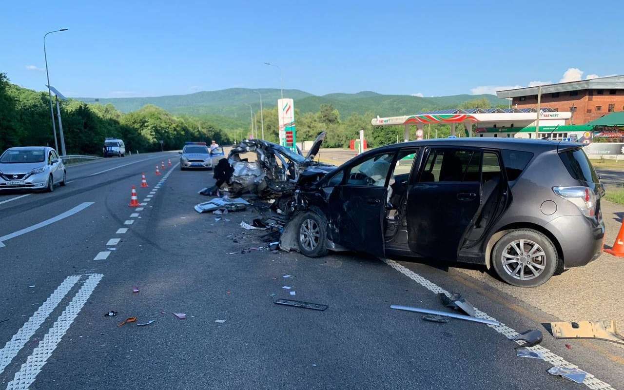 На Кубани в массовой аварии по дороге к морю два человека погибли и двое ранены