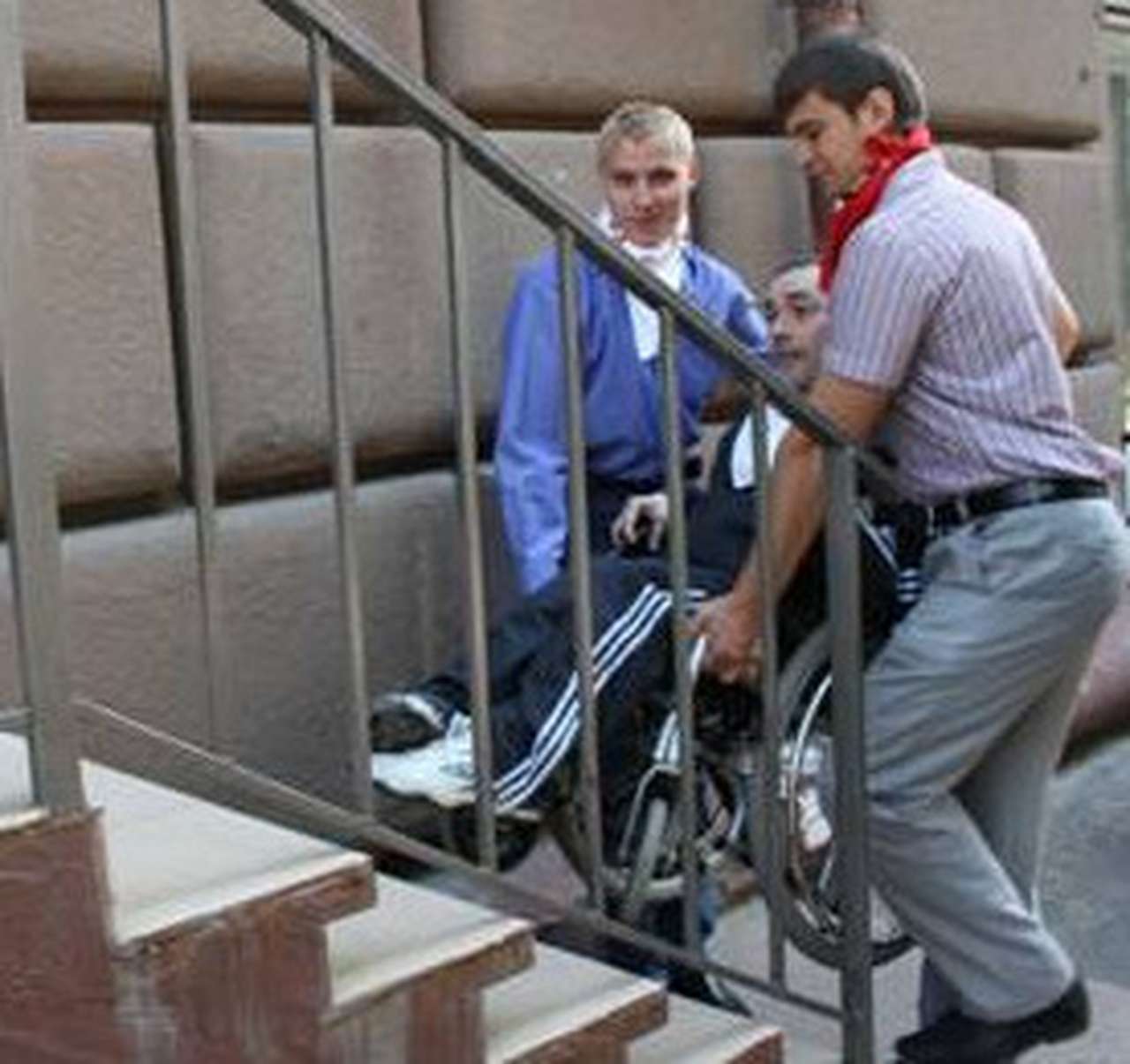 Собянин распорядился быстрее оборудовать сходы на улицах для инвалидов