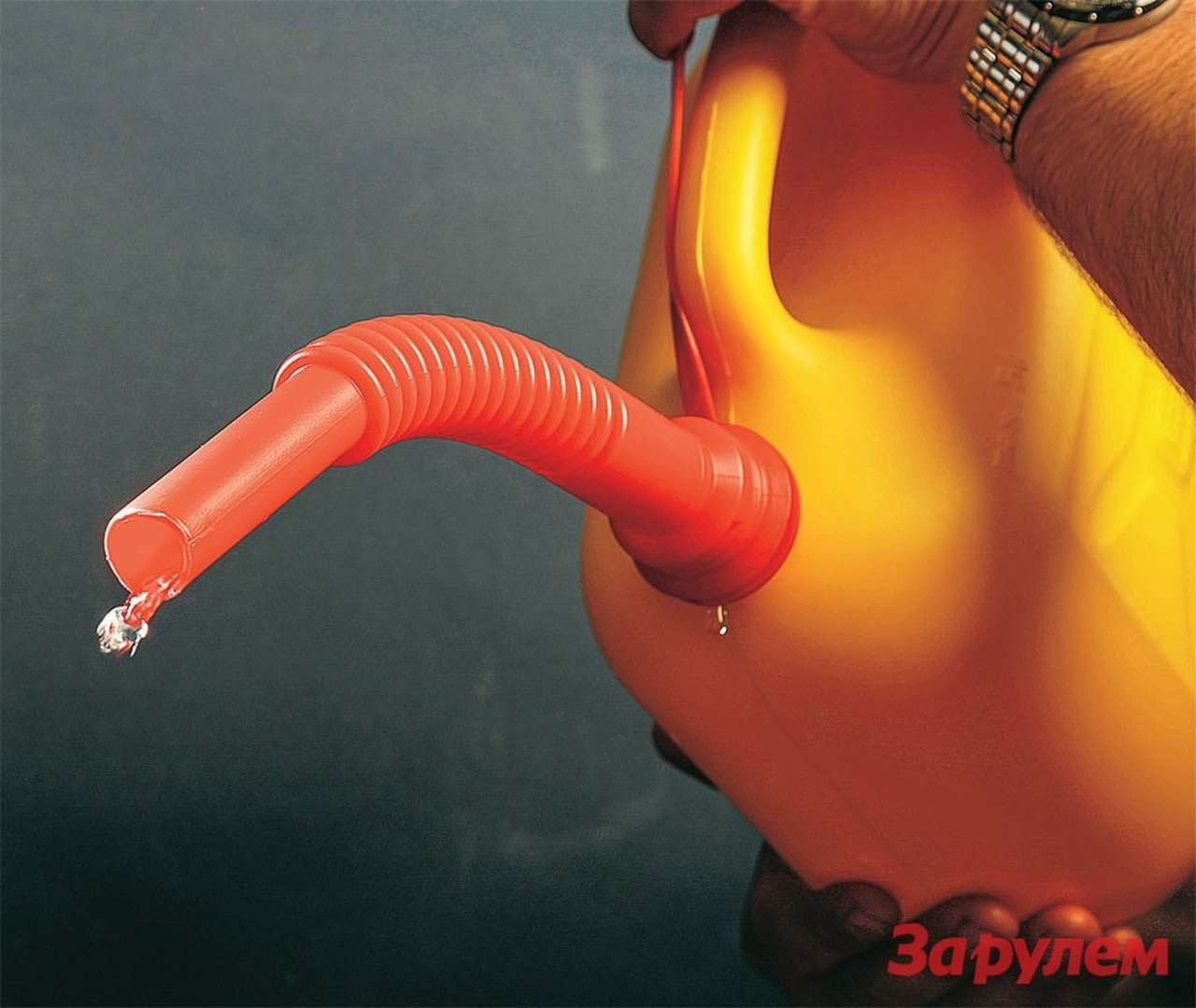 Пластмассовые канистры: бензин в багажнике