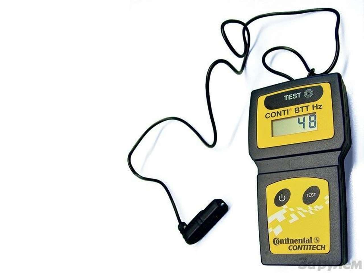 Пользоваться прибором не просто, а очень просто: на нем всего пара кнопок. Сначала происходит калибровка, для чего датчик подносят к кружку Test сверху, потом – к ремню ГРМ.